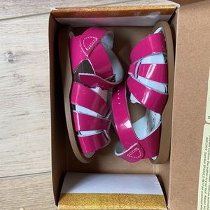 NWT! Shiny fuchsia Salt Water sandal, size 5